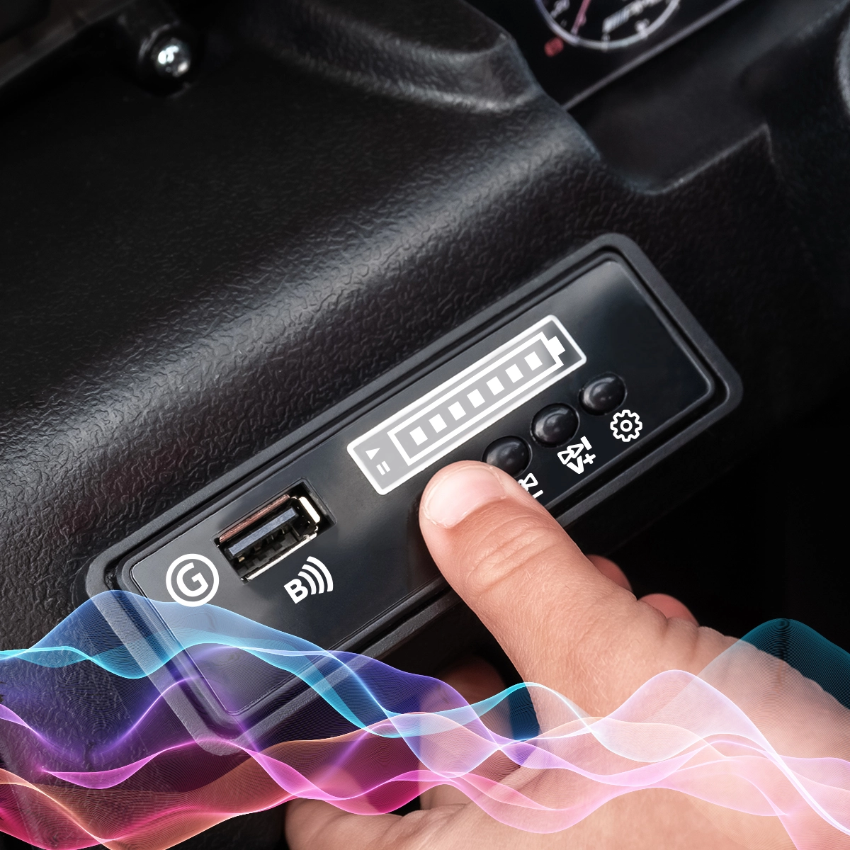 3-fach Soundmodul mit USB und mehr Finger drückt auf einen Knopf des Soundmoduls des Kinder-Elektroautos